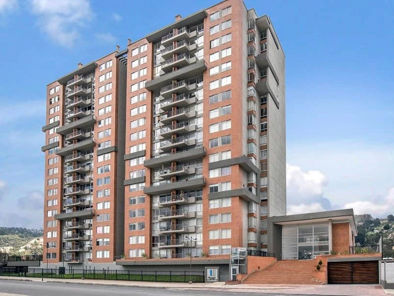 Edificio residencial de ladrillo asociado a la experiencia con Constructora Coninsa