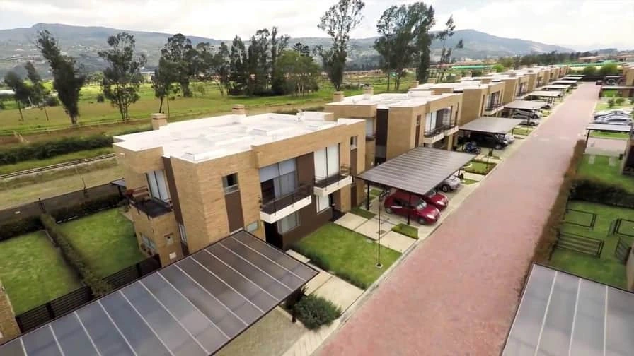Vista aérea de conjunto residencial asociada a la experiencia con Constructora Lindaraja