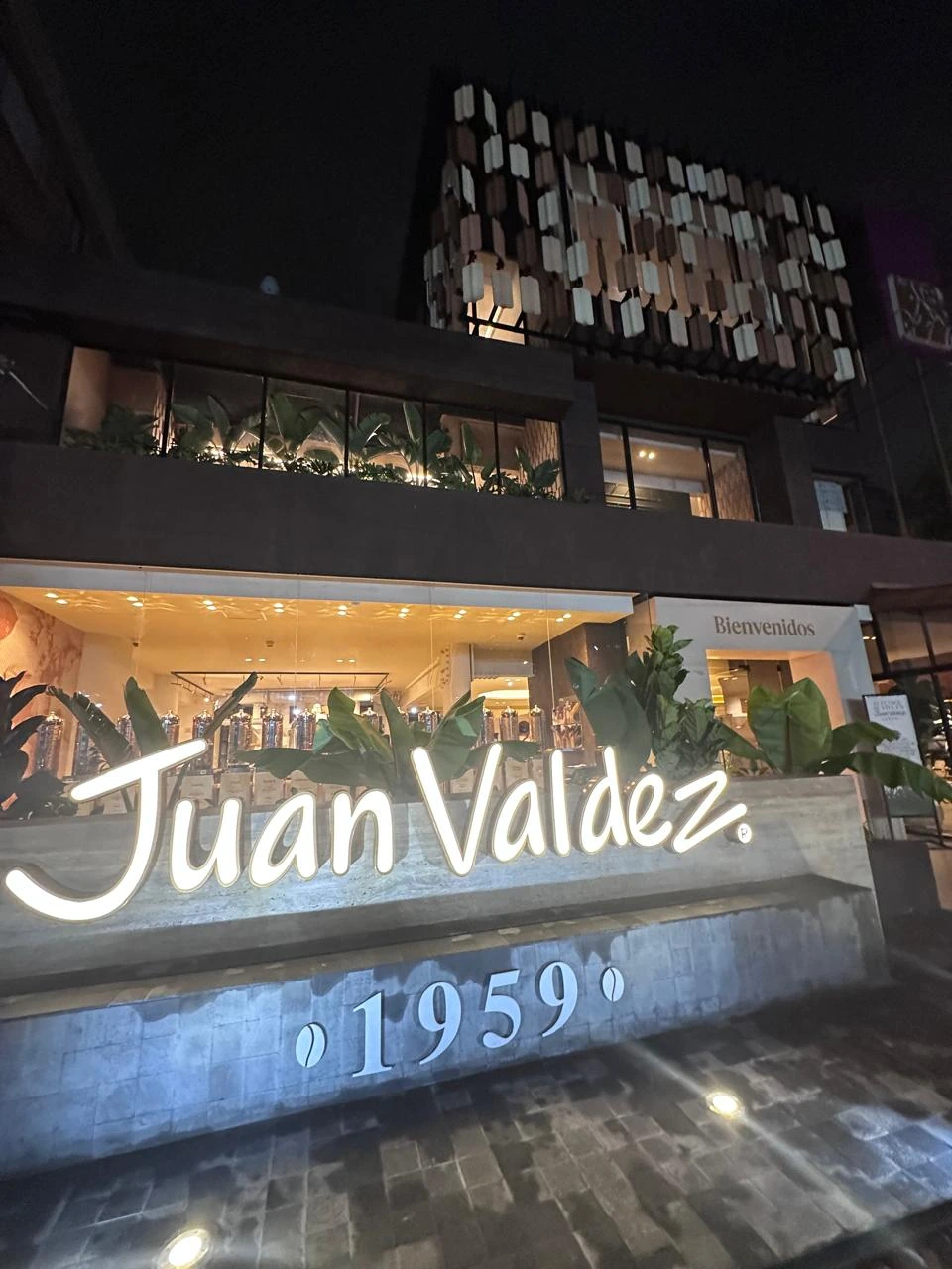 Detalle de la fachada con el letrero Juan Valdez